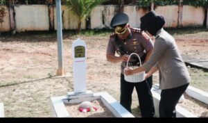 Peringati HUT Bhayangkara ke-80, Penuh Hikmat Kapolres Natuna Ziarahi Makam Pahlawan