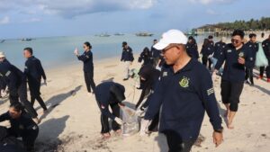 Aksi Nyata di Pesisir Natuna: Wakajati Kepri Pimpin Bersih-Bersih Pantai Teluk Sahi