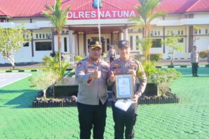 Sabet Juara I di Polda Kepri, Bhabinkamtibmas 'Pendakwah' dari Natuna Terima Penghargaan 1 Sabet Juara I di Polda Kepri, Bhabinkamtibmas 'Pendakwah' dari Natuna Terima Penghargaan