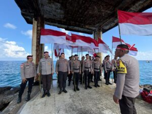 Benteng Kedaulatan di Ujung Utara Polsek Bunguran Barat Sisir Pulau Terluar Tokong Boro! 1 Benteng Kedaulatan di Ujung Utara Polsek Bunguran Barat Sisir Pulau Terluar Tokong Boro!