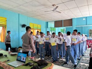 Tepis Bullying Sejak Dini, Bhabinkamtibmas 'Grebek' Masa Pengenalan Sekolah SMAN 1 Serasan Timur