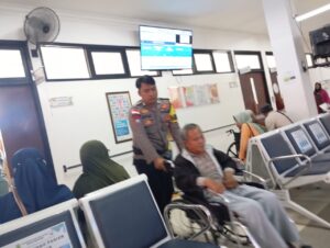 Aksi Humanis Briptu Rizal, Ketika Seragam Cokelat Menjadi Sandaran Warga Sakit di Natuna