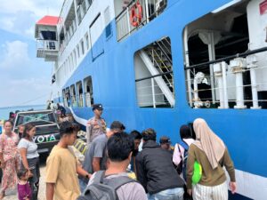 Jamin Kelancaran Arus Pelayaran, Polres Natuna Amankan 120 Penumpang KMP Bahtera Nusantara 03 di Subi Besar 1 Jamin Kelancaran Arus Pelayaran, Polres Natuna Amankan 120 Penumpang KMP Bahtera Nusantara 03 di Subi Besar