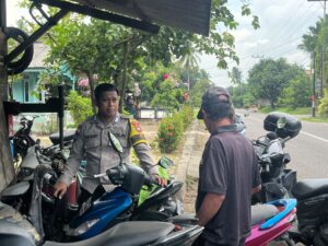 Bhabinkamtibmas Ranai Darat Ajak Pengelola Bengkel Motor Cegah Balap Liar dan Sosialisasikan Layanan Polisi 110