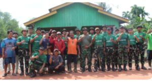 Tingkatkan Kebersihan Lingkungan, Prajurit Yonif TP 849/BS Gelar Karya Bakti Bersama Warga Desa Teluk 2 Tingkatkan Kebersihan Lingkungan, Prajurit Yonif TP 849/BS Gelar Karya Bakti Bersama Warga Desa Teluk