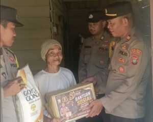 Perkuat Silaturahmi, Polsek Bunguran Barat Salurkan Bansos Lewat Aksi Jumat Berkah