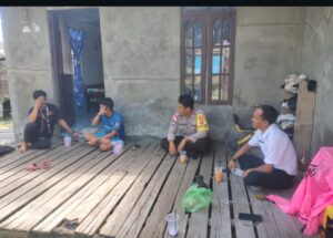 Jaga Natuna Tetap Kondusif, Polsek Pulau Laut Gencarkan Sistem "Door to Door" ke Rumah Warga 1 Jaga Natuna Tetap Kondusif, Polsek Pulau Laut Gencarkan Sistem "Door to Door" ke Rumah Warga