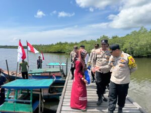 Jiwa Nasionalisme di Ujung Utara NKRI: Polsek Bunguran Timur Bawa Merah Putih dan Sembako ke Nelayan Natuna 1 Jiwa Nasionalisme di Ujung Utara NKRI: Polsek Bunguran Timur Bawa Merah Putih dan Sembako ke Nelayan Natuna