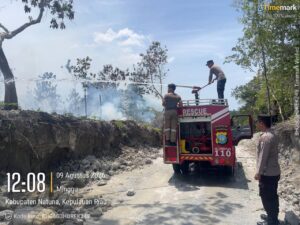 Respons Cepat Polres Natuna dan Damkar Padamkan Kebakaran Lahan 2 Hektare di Bukit Arai
