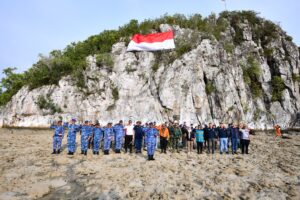 Sambut HUT ke-81 RI, TNI AU Lanud RSA Natuna Bersama Forkopimda dan Masyarakat Kibarkan Merah Putih di Pulau Sahi 1 Sambut HUT ke-81 RI, TNI AU Lanud RSA Natuna Bersama Forkopimda dan Masyarakat Kibarkan Merah Putih di Pulau Sahi