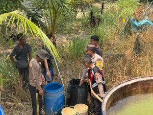 Buktikan Diri, Polres Natuna Salurkan 8 Ton Air Bersih untuk Warga Mahligai yang Terdampak Kekeringan
