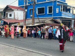 Bhabinkamtibmas Polsek Bunguran Timur Amankan Karnaval SMAN 1, Semarakkan HUT RI ke-81 di Natuna 2 Bhabinkamtibmas Polsek Bunguran Timur Amankan Karnaval SMAN 1, Semarakkan HUT RI ke-81 di Natuna