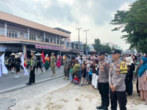 Bhabinkamtibmas Polsek Bunguran Timur Amankan Karnaval SMAN 1, Semarakkan HUT RI ke-81 di Natuna