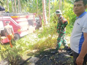 Sinergi TNI-Polri di Natuna, Babinsa Sertu Ino Purnomo dan Bhabinkamtibmas Turun Langsung Cegah Karhutla di Desa Kelanga 2 Sinergi TNI-Polri di Natuna, Babinsa Sertu Ino Purnomo dan Bhabinkamtibmas Turun Langsung Cegah Karhutla di Desa Kelanga