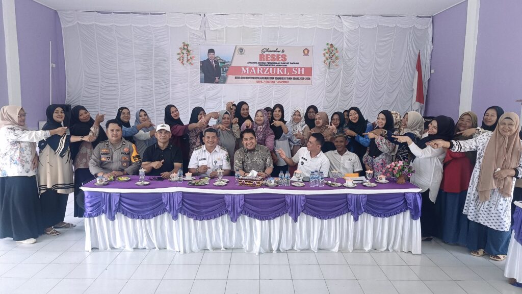 Aksi Nyata di Ujung Utara, Ketua Fraksi Gerindra DPRD Kepri Marzuki Bagikan Bingkisan untuk Warga Gunung Durian 2 Aksi Nyata di Ujung Utara, Ketua Fraksi Gerindra DPRD Kepri Marzuki Bagikan Bingkisan untuk Warga Gunung Durian