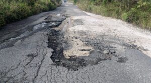 Jalan Menuju Pelabuhan Binjai Natuna Rusak Parah, Warga Mengeluh, "Jangan Tunggu Ada Korban Jiwa!"