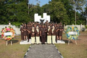 KEJAKSAAN NEGERI NATUNA DAN IAD DAERAH NATUNA LAKSANAKAN ZIARAH MAKAM PAHLAWAN DAN TABUR BUNGA DALAM RANGKA HARI LAHIR KEJAKSAAN KE-81