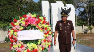 KEJAKSAAN NEGERI NATUNA DAN IAD DAERAH NATUNA LAKSANAKAN ZIARAH MAKAM PAHLAWAN DAN TABUR BUNGA DALAM RANGKA HARI LAHIR KEJAKSAAN KE-81