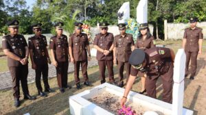 KEJAKSAAN NEGERI NATUNA DAN IAD DAERAH NATUNA LAKSANAKAN ZIARAH MAKAM PAHLAWAN DAN TABUR BUNGA DALAM RANGKA HARI LAHIR KEJAKSAAN KE-81