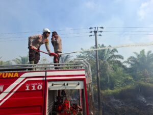 Polsek Bunguran Barat Bersama Tim Gabungan Gerak Cepat Padamkan Kebakaran Lahan di Natuna