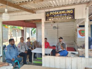 Siskamling Kian Mantap! Polsek Bunguran Timur Salurkan Alat Pengaman ke Poskamling Jemengan 1 Siskamling Kian Mantap! Polsek Bunguran Timur Salurkan Alat Pengaman ke Poskamling Jemengan