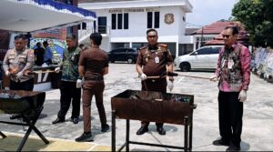 KEJARI NATUNA MUSNAHKAN BARANG BUKTI 14 PERKARA BERKEKUATAN HUKUM TETAP 3 KEJARI NATUNA MUSNAHKAN BARANG BUKTI 14 PERKARA BERKEKUATAN HUKUM TETAP
