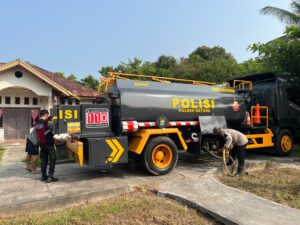 Aksi Nyata Aipda Ruddy di Natuna, Siaga 24 Jam Gelontorkan Air Bersih untuk Pelajar 2 Aksi Nyata Aipda Ruddy di Natuna, Siaga 24 Jam Gelontorkan Air Bersih untuk Pelajar