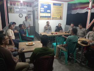 Polisi dan Masyarakat Ronda Bersama di Poskamling, Satbinmas Polres Natuna Perkuat Keamanan Lingkungan