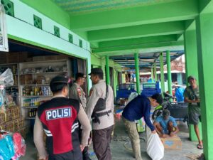 Polisi Bersama Masyarakat, Polsek Bunguran Barat Hadir Jaga Keamanan dan Bantu Aktivitas Warga Sedanau 1 Polisi Bersama Masyarakat, Polsek Bunguran Barat Hadir Jaga Keamanan dan Bantu Aktivitas Warga Sedanau