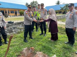 Polsek Bunguran Timur Bersama Murid SDN 012 Ranai Tanam Pohon Buah, Wujudkan Green Policing Sejak Dini ‎