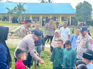 Polsek Bunguran Timur Bersama Murid SDN 012 Ranai Tanam Pohon Buah, Wujudkan Green Policing Sejak Dini ‎