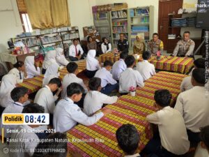 Polsek Bunguran Timur Edukasi Pelajar SMPN 2 tentang Bahaya Narkoba melalui Program Polisi Peduli Pendidikan 3 Polsek Bunguran Timur Edukasi Pelajar SMPN 2 tentang Bahaya Narkoba melalui Program Polisi Peduli Pendidikan 