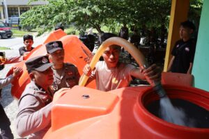 Duduk Bersama, Keluhan Pedagang Pasar Ikan Ranai Direspons Cepat, Kapolres Natuna Salurkan Air Bersih ‎
