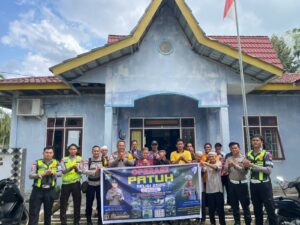 Polantas Karib Polres Natuna Sambangi Desa Cemaga, Edukasi Warga tentang Keselamatan Berlalu Lintas 1 Polantas Karib Polres Natuna Sambangi Desa Cemaga, Edukasi Warga tentang Keselamatan Berlalu Lintas