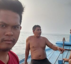 Pompong Nelayan Hancur Hantam Karang di Serasan, Ketua HNSI Serasan Haiironi Apresiasi Aksi Cepat Tanggap Nelayan Desa Kerdau dan Desak Bantuan Pemerintah 2 Pompong Nelayan Hancur Hantam Karang di Serasan, Ketua HNSI Serasan Haiironi Apresiasi Aksi Cepat Tanggap Nelayan Desa Kerdau dan Desak Bantuan Pemerintah