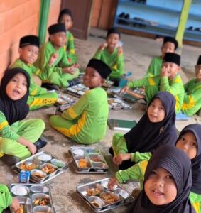 Kawal Program Presiden hingga Pelosok, Peran Strategis Iman Sutiawan Kembalikan Senyum Anak-Anak Sedanau Lewat MBG