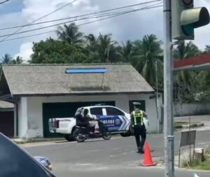 Sinergi Pengamanan Infrastruktur Vital, Aksi Sigap Personil Polres Natuna Kawal Pemasangan LBSM PLN di Simpang Depag 3 Sinergi Pengamanan Infrastruktur Vital, Aksi Sigap Personil Polres Natuna Kawal Pemasangan LBSM PLN di Simpang Depag